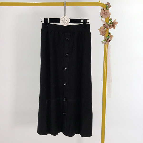 Hosszú kötött szoknya gombos szabásmintával