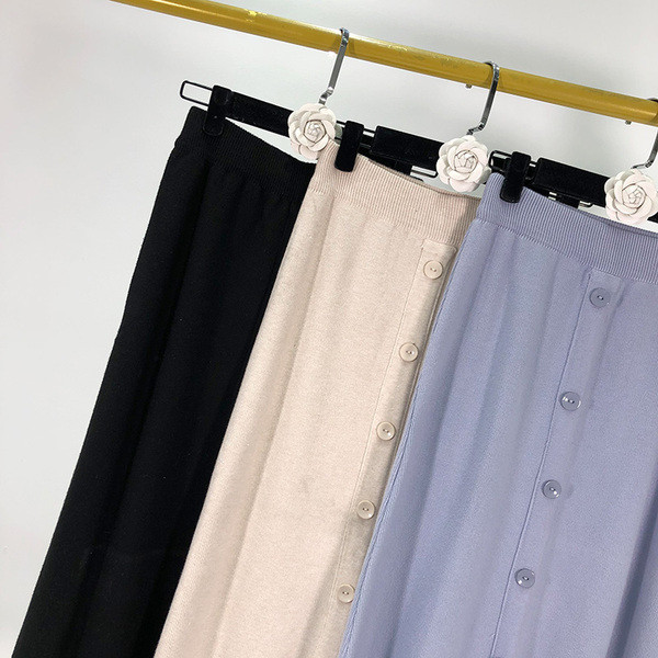 Hosszú kötött szoknya gombos szabásmintával