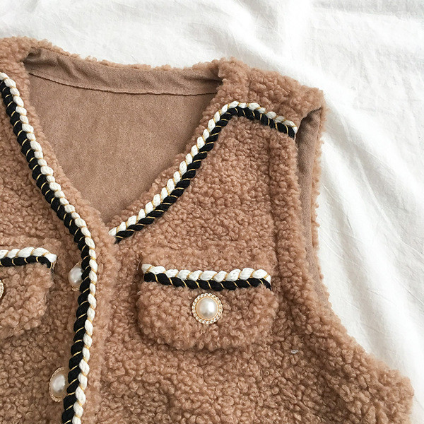 Modern női mellény három színben V-nyakkal és zsebekkel