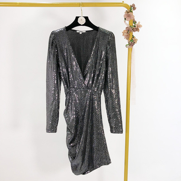 Modern, testhezálló női ruha mély spitz dekoltázssal