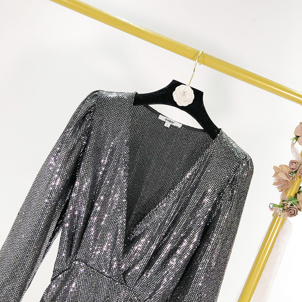 Modern, testhezálló női ruha mély spitz dekoltázssal