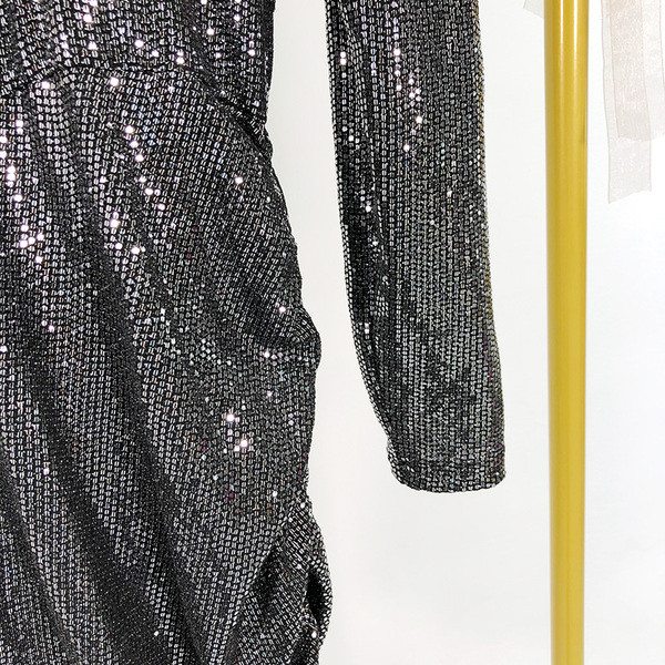 Modern, testhezálló női ruha mély spitz dekoltázssal