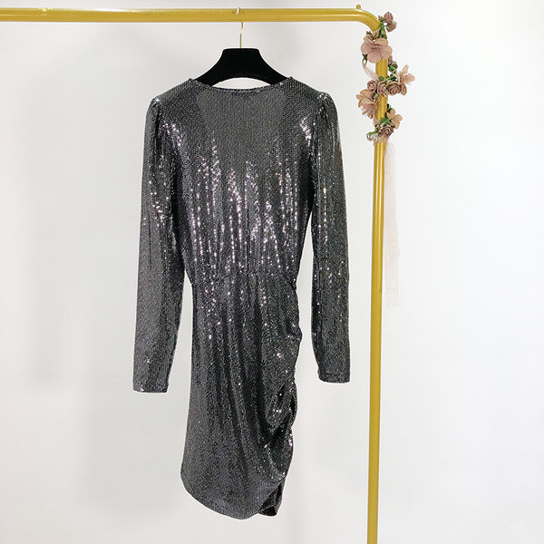 Modern, testhezálló női ruha mély spitz dekoltázssal