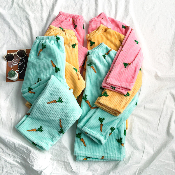 Hímzéssel ellátott női téli pizsama három színben két részben