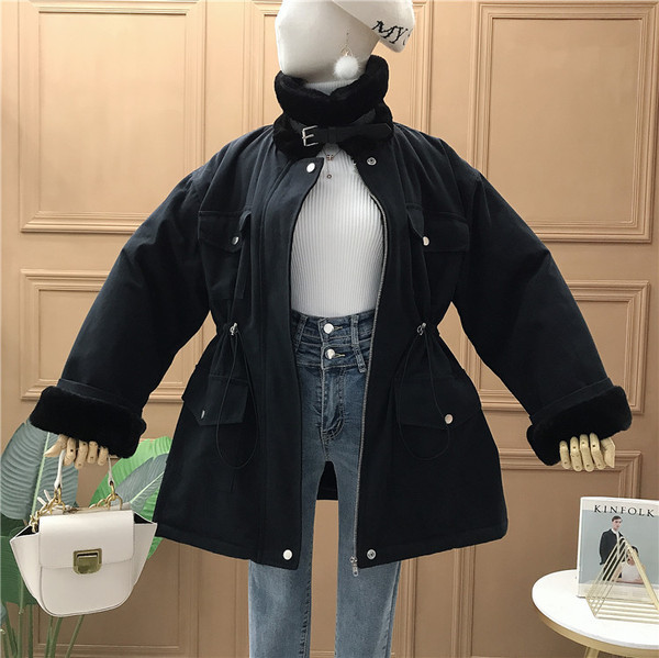 Geaca de iarna de dama cu guler clasic, buzunare si cravate in alb si negru