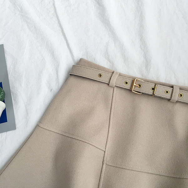 Női szoknya szabású modell három színben, magas derékkal