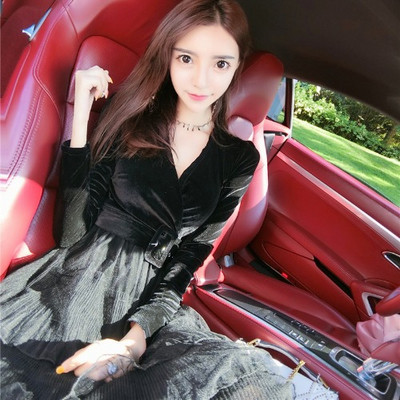 Bársony és tüll szabású modellből készült modern női ruha