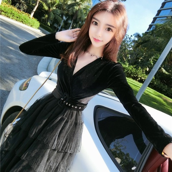 Bársony és tüll szabású modellből készült modern női ruha