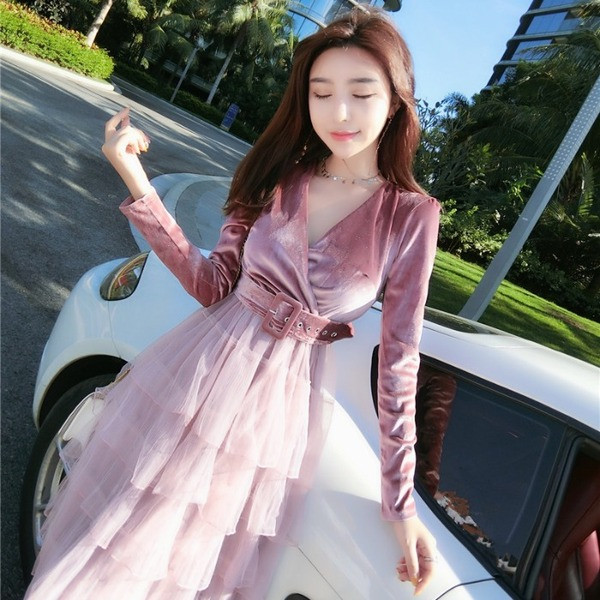 Bársony és tüll szabású modellből készült modern női ruha