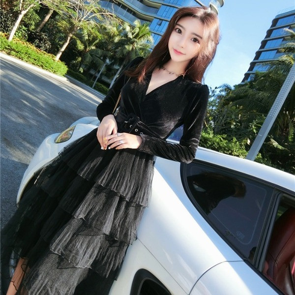 Bársony és tüll szabású modellből készült modern női ruha