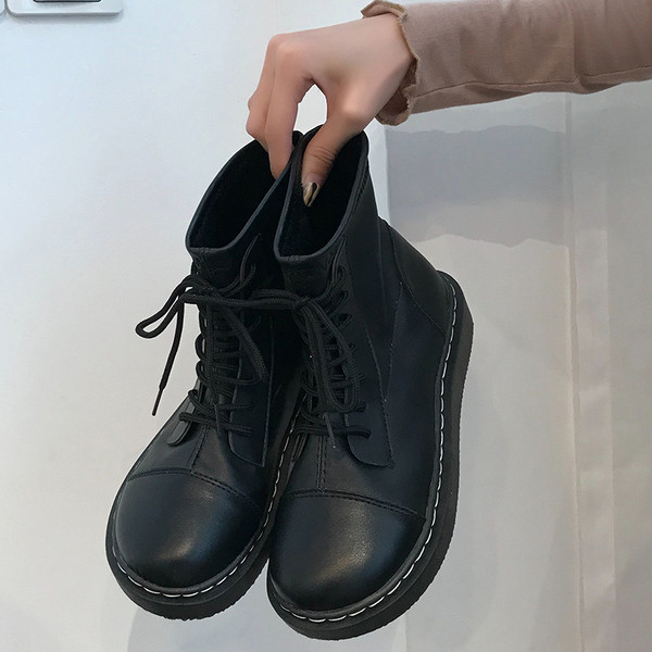 Női bőrcsizma lapos talppal, fekete színben, télre alkalmas