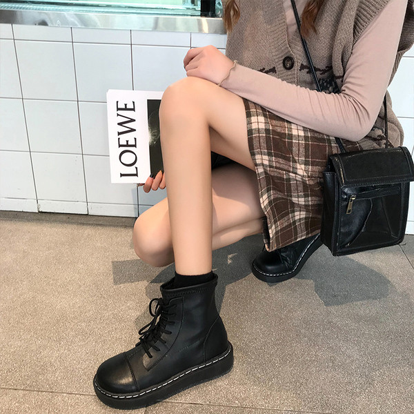 Női bőrcsizma lapos talppal, fekete színben, télre alkalmas