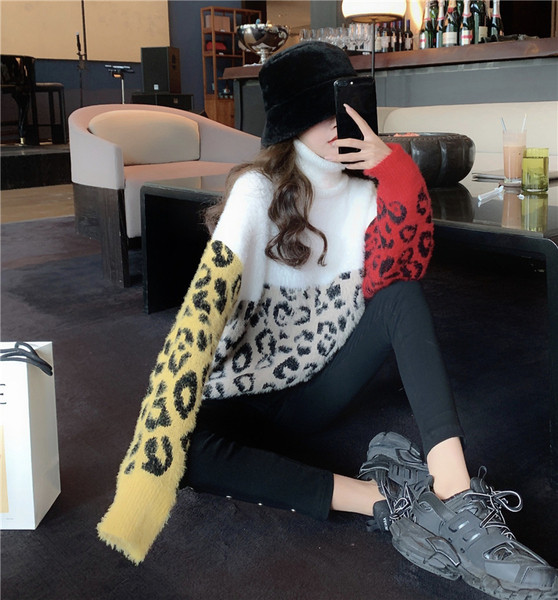 Női téli pulóver pólógallérral és állatmintával