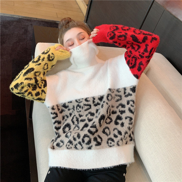 Női téli pulóver pólógallérral és állatmintával