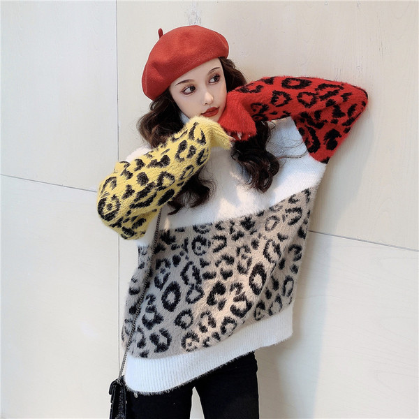 Női téli pulóver pólógallérral és állatmintával