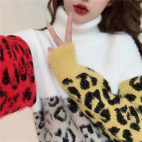 Női téli pulóver pólógallérral és állatmintával