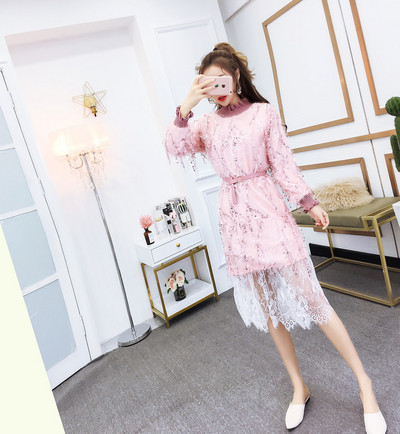 Női ruha flitterekkel és csipkével fehér és rózsaszín színben