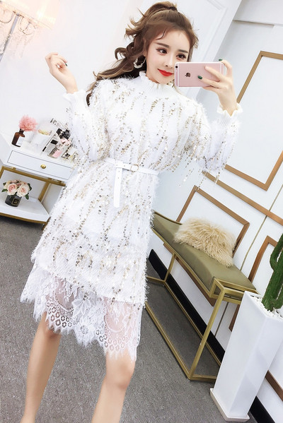 Női ruha flitterekkel és csipkével fehér és rózsaszín színben