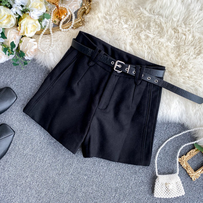 Magas derekú téli rövidnadrág és egy öv fekete és szürke színben