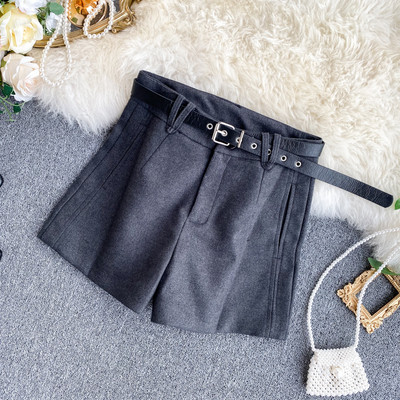 Magas derekú téli rövidnadrág és egy öv fekete és szürke színben