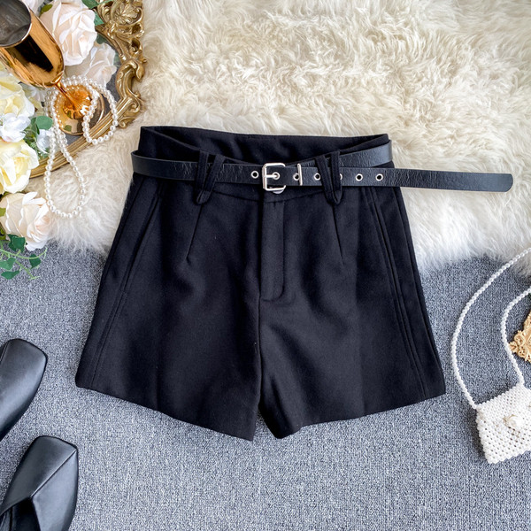 Magas derekú téli rövidnadrág és egy öv fekete és szürke színben