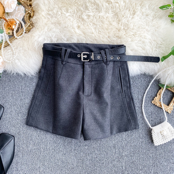 Magas derekú téli rövidnadrág és egy öv fekete és szürke színben