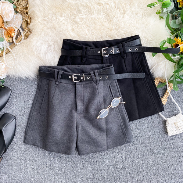 Magas derekú téli rövidnadrág és egy öv fekete és szürke színben