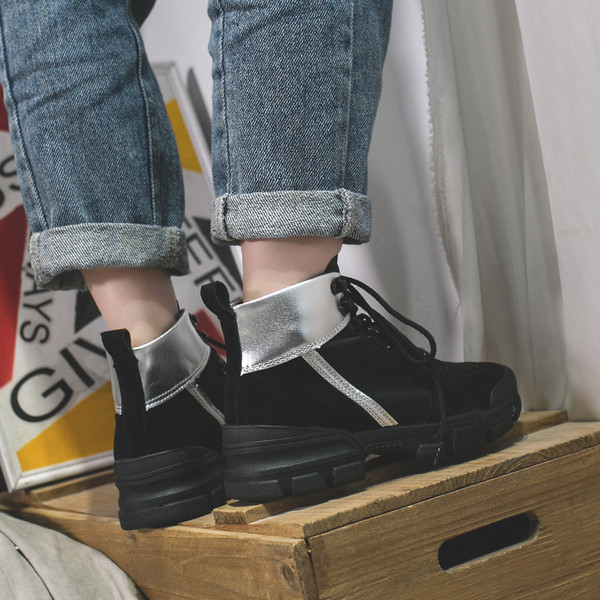 Női sport- és alkalmi tornacipő bézs és fekete színben