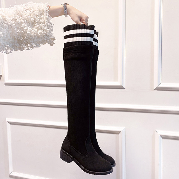 Női téli csizma hegyes modell fekete színben öko velúrból