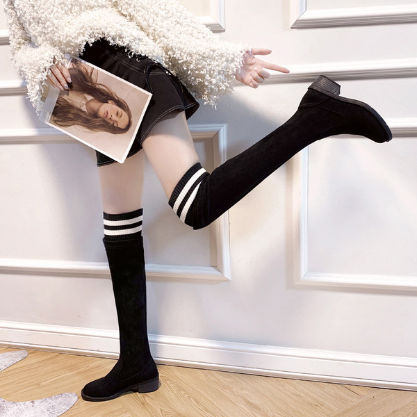 Női téli csizma hegyes modell fekete színben öko velúrból