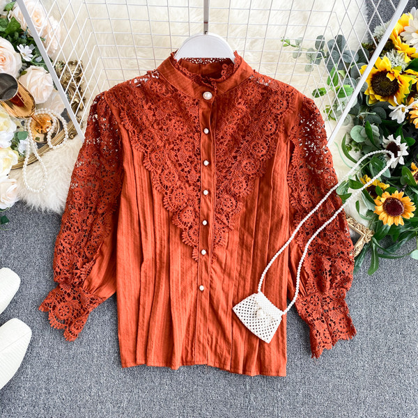 Modern női ing széles csipkeujjjal és gyöngyökkel