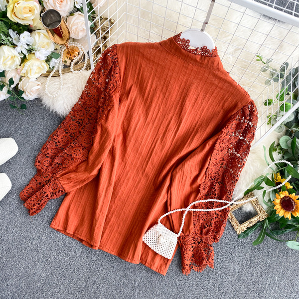 Modern női ing széles csipkeujjjal és gyöngyökkel