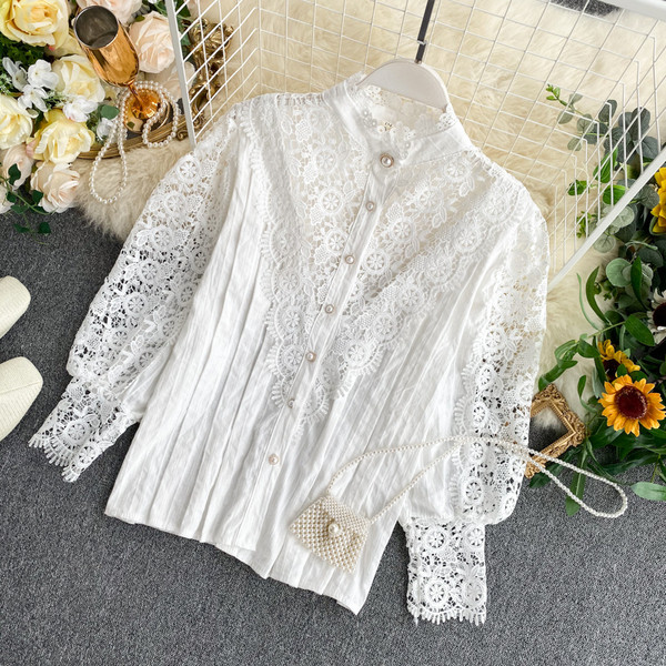 Modern női ing széles csipkeujjjal és gyöngyökkel