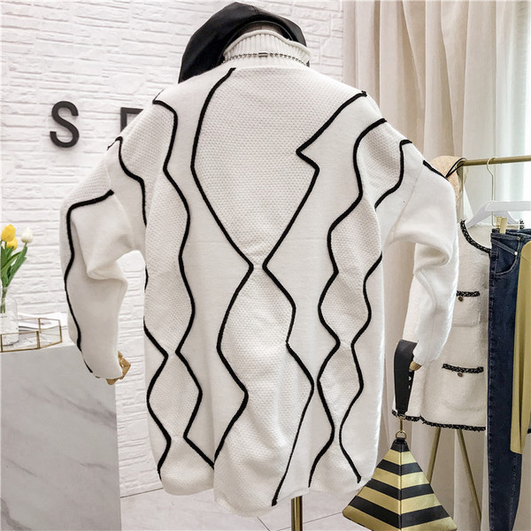 Női pulóver pólógallérral és hosszú ujjú fehér és fekete színben