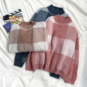 Női kockás pulóver három színben, félmagas gallérral