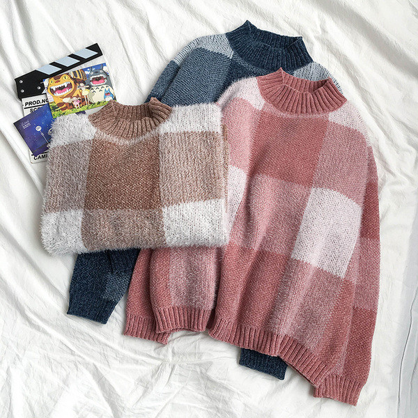 Női kockás pulóver három színben, félmagas gallérral
