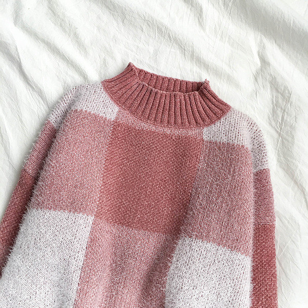 Női kockás pulóver három színben, félmagas gallérral