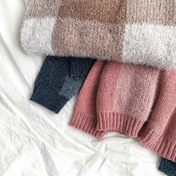 Női kockás pulóver három színben, félmagas gallérral