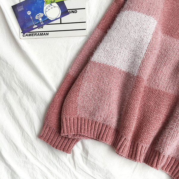 Női kockás pulóver három színben, félmagas gallérral