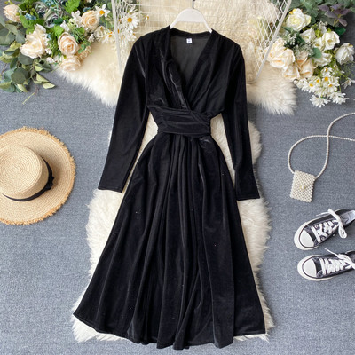 Modern női bársonyruha V-nyakkal