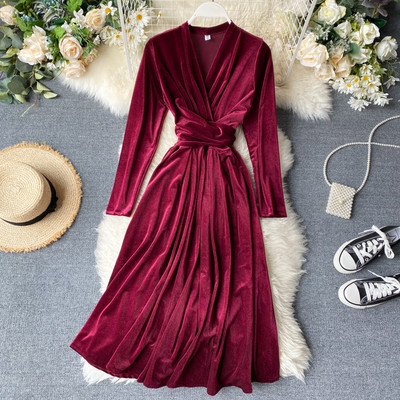 Modern női bársonyruha V-nyakkal