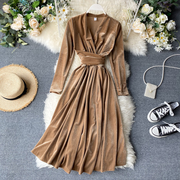 Modern női bársonyruha V-nyakkal