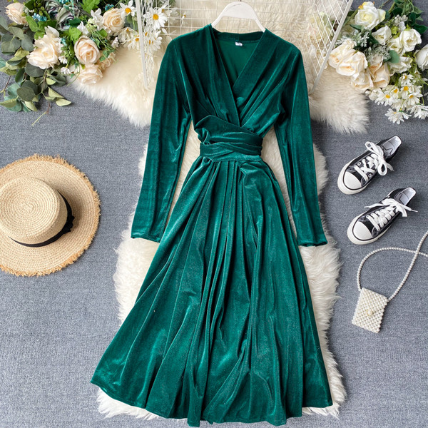 Modern női bársonyruha V-nyakkal