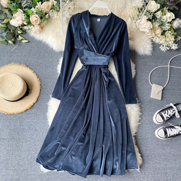 Modern női bársonyruha V-nyakkal