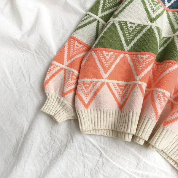 Színes női pulóver három színben, ovális nyakkivágással