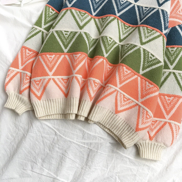 Színes női pulóver három színben, ovális nyakkivágással