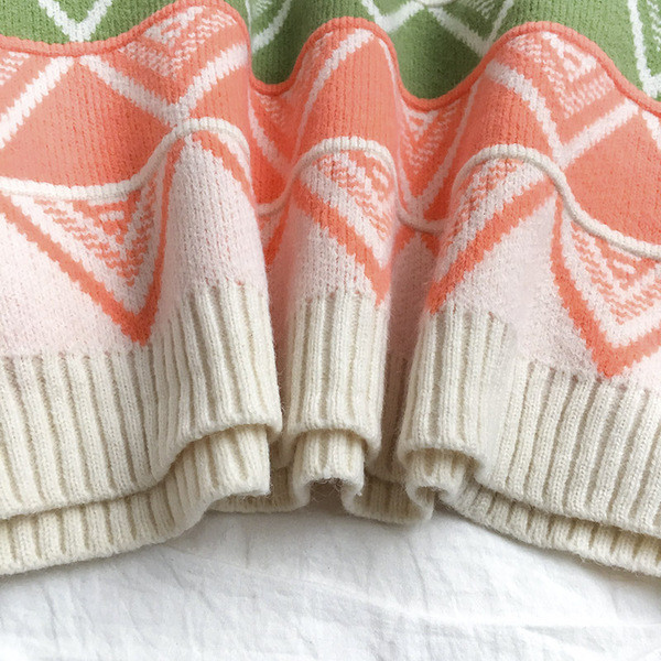 Színes női pulóver három színben, ovális nyakkivágással