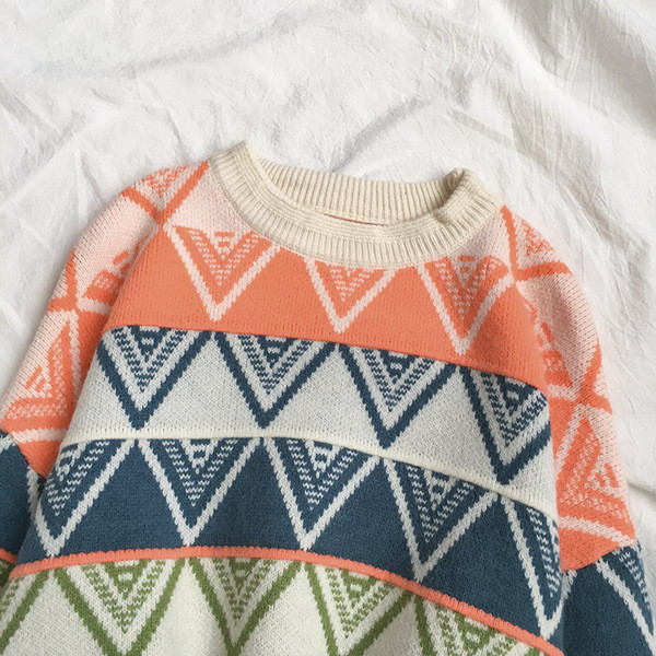 Színes női pulóver három színben, ovális nyakkivágással