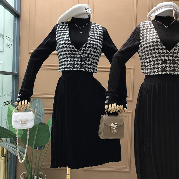 Rochie de dama cu guler polo si maneci lungi + vesta in carouri