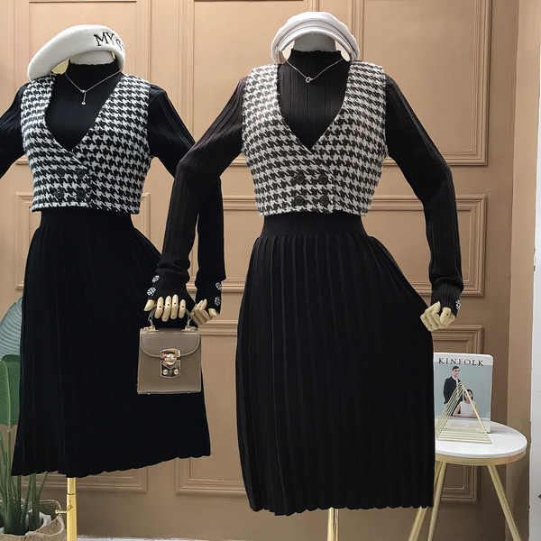 Rochie de dama cu guler polo si maneci lungi + vesta in carouri